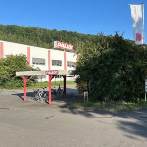 Hier sieht man eine Außenansicht der Fabrik für Großküchentechnik von Palux und Salvis. Sogar an überdachte Fahrrad-Ständer mit Firmenlogo wurde gedacht... Alles bei Palux hat seit 1929 einen Plan und bürgt für beste Qualität aus Deutschland. Bei Gastroküchen macht den Baden-Württembergern kaum jemand etwas vor...