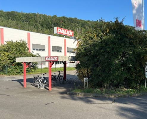 Hier sieht man eine Außenansicht der Fabrik für Großküchentechnik von Palux und Salvis. Sogar an überdachte Fahrrad-Ständer mit Firmenlogo wurde gedacht... Alles bei Palux hat seit 1929 einen Plan und bürgt für beste Qualität aus Deutschland. Bei Gastroküchen macht den Baden-Württembergern kaum jemand etwas vor...
