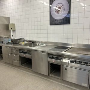 Hier im Bild eine Küchenzeile aus der Serie Topline von Palux... Herausragende Kochtechnik für Gastroküchen Made in Germany... Die Demoküchengeräte dienen Schulungszwecken im Palux-Werk...