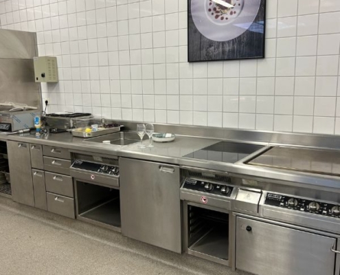 Hier im Bild eine Küchenzeile aus der Serie Topline von Palux... Herausragende Kochtechnik für Gastroküchen Made in Germany... Die Demoküchengeräte dienen Schulungszwecken im Palux-Werk...