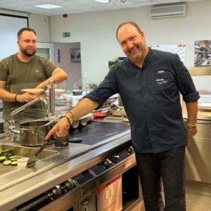 Hier im Bild verzaubert uns der Kochkünstler und Küchenmeister Ralf Meneghini mit Hilfe der PALUX Topline Großküchentechnik. Ralf Meneghini ist Vorsitzender des Landesverbands Bayern der Köche Deutschlands und ist am Standort von Palux in Bad Mergentheim selbst privat ansässig.