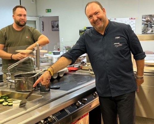 Hier im Bild verzaubert uns der Kochkünstler und Küchenmeister Ralf Meneghini mit Hilfe der PALUX Topline Großküchentechnik. Ralf Meneghini ist Vorsitzender des Landesverbands Bayern der Köche Deutschlands und ist am Standort von Palux in Bad Mergentheim selbst privat ansässig.