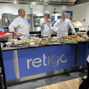 Das Retigo-Team hat für die Gäste zur Jubiläumsfeier groß aufgekocht und präsentiert die Speisen aus den Kombidämpfern... In den neuen Räumlichkeiten der deutschen Zweigstelle im bayrischen Ruhpolding...