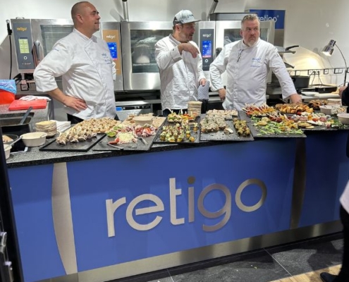 Das Retigo-Team hat für die Gäste zur Jubiläumsfeier groß aufgekocht und präsentiert die Speisen aus den Kombidämpfern... In den neuen Räumlichkeiten der deutschen Zweigstelle im bayrischen Ruhpolding...