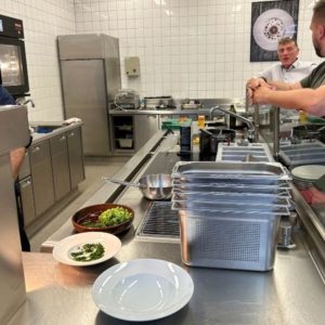 In der Palux Schulungs- und Demoküche wurde viel über die tolle Gastrotechnik hier am Werksstandort gesprochen und zahlreiche Vorteile aufgezeigt. Hier im Bild sieht man den Marketingprofi und Palux-Produktexperten Ralf Burger. Ralf Burger steht für absolute Stabilität im Hause Palux mit seinen fast 35 Dienstjahren beim Großküchenhersteller. Im Januar 1991 startete er bis heute rund um die Profiküche voll durch... Ein Dank hier an Ihn für die Gastfreundschaft und Produktschulung...