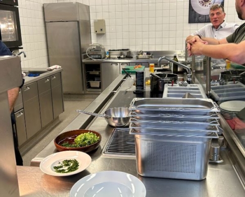 In der Palux Schulungs- und Demoküche wurde viel über die tolle Gastrotechnik hier am Werksstandort gesprochen und zahlreiche Vorteile aufgezeigt. Hier im Bild sieht man den Marketingprofi und Palux-Produktexperten Ralf Burger. Ralf Burger steht für absolute Stabilität im Hause Palux mit seinen fast 35 Dienstjahren beim Großküchenhersteller. Im Januar 1991 startete er bis heute rund um die Profiküche voll durch... Ein Dank hier an Ihn für die Gastfreundschaft und Produktschulung...