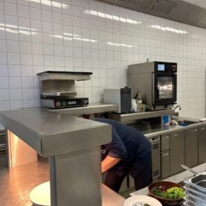 Im Bild sieht man eine der Showküchen im Hause der Palux Aktiengesellschaft. Die Palux AG gehört zur Gustatus-Gruppe und ist ein Traditionshersteller von bester Großküchentechnik. Hier im Bild sieht man den herausragenden Palux Salamander mit Tellererkennung. Des weiteren einen Palux Heißuftdämpfer, eine Wärmebrücke usw.. Im Rahmen einer Schulung wurde unser LA-GKS-Mitarbeiter hier kulinarisch verwöhnt und von der Gastromarke Palux begeistert.