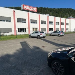 Hier im Bild sieht man eine Außenansicht vom Parkplatz der PALUX AG. Die Fabrik für Großküchentechnik Made in Germany befindet sich in 97980 Bad Mergentheim, einer Gemeinde in Baden-Württemberg.