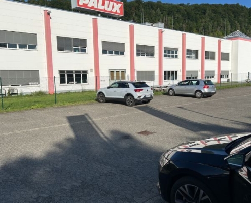Hier im Bild sieht man eine Außenansicht vom Parkplatz der PALUX AG. Die Fabrik für Großküchentechnik Made in Germany befindet sich in 97980 Bad Mergentheim, einer Gemeinde in Baden-Württemberg.