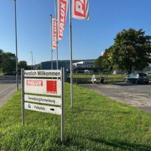 Ein Firmenschild heißt Besucher und auch Mitarbeiter "Herzlich Willkommen" in der Zufahrt der PALUX Aktiengesellschaft. Palux Großküchentechnik aus Baden-Württemberg steht für hochwertigste Produkte für die Küchenprofis aus der Gastronomie, Catering, Hotelbetrieben usw.
