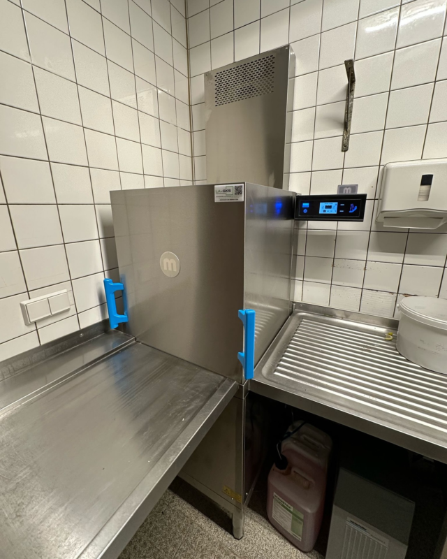✨ Neue Spültechnik in München! ✨

Für unseren Kunden in München gab es ein Upgrade: Eine moderne Haubenspülmaschine mit Wärmerückgewinnung! ♻️💦 Effizient, umweltfreundlich und perfekt für den täglichen Gastro-Betrieb.

✅ Weniger Energieverbrauch
✅ Höhere Spülleistung
✅ Nachhaltige Wärmerückgewinnung

Saubere Geschirrspültechnik auf dem neuesten Stand! 🔥 #Spültechnik #GastroUpdate #Nachhaltigkeit #Effizienz #münchen