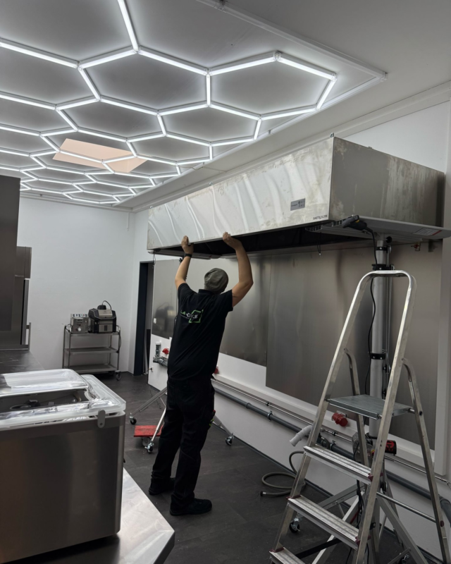 Unsere neue Showküche nimmt richtig Fahrt auf!🤩

Mit kompletter Ausstattung von Rational, hochwertigen Geräten von cool compact – inklusive Kühlschränken & Schockfroster – und noch vielem mehr!

Bei uns erlebt ihr den Unterschied in der Edelstahlverarbeitung hautnah – Qualität, die man sehen und fühlen kann.👀👍

Vorbeikommen, staunen und inspirieren lassen!

#Showküche #Rational #CoolCompact #Küchentechnik #GastroInnovation #Edelstahlpower #Küchendesign