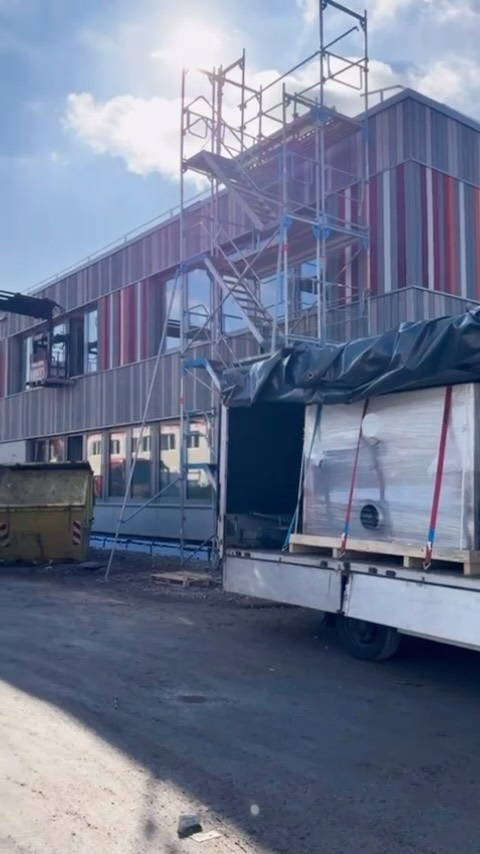 🏗️✨ Eine neue Schule entsteht – und LA-GKS ist dabei! ✨🏗️

Wir freuen uns, bei diesem spannenden Projekt mitwirken zu dürfen! Von der Planung bis zur Lieferung – LA-GKS sorgt für eine erstklassige Ausstattung. 💪🏼✅

🔧 Der Startschuss ist gefallen: Die Lüftungsanlage für die Mensa 🍽️ und die Spülküche 🧼 ist bereits in Arbeit.

Doch das ist erst der Anfang! 🚀 Hier entsteht:
🍽️ Eine moderne Mensa für Schüler & Lehrer
👩‍🍳 Eine Schulküche für tägliche Versorgung
🧑‍🏫 Eine Lehrküche, die Wissen vermittelt
🥪 Ein Kiosk für den schnellen Snack
☕ Eine Teeküche, um auch die Lehrer zu verwöhnen

Materialmix für höchste Qualität: Edelstahl trifft auf stilvolle Holzküchen! 🔥✨

Ein großartiges Projekt, auf das wir stolz sind! 🏆🙏🏼😊 #LA-GKS #Schulküche #Mensa #Neubau