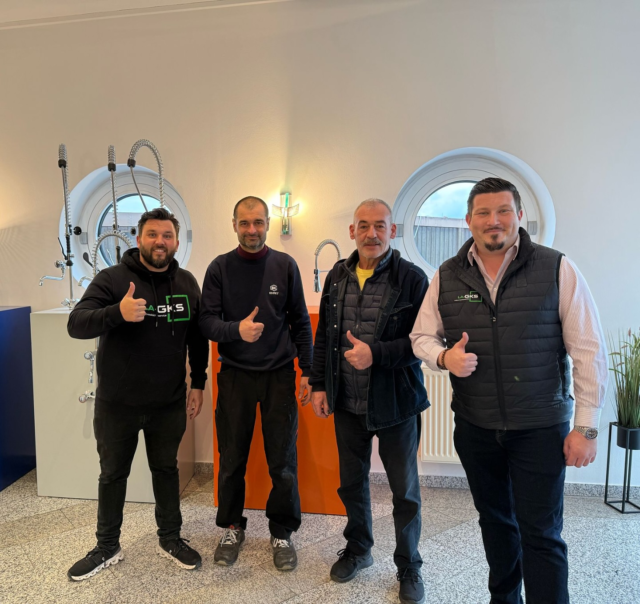 Zuwachs im Team!

Zum 01.04. dürfen wir gleich zwei neue Kollegen bei LA-GKS begrüßen 👋 

Herzlich willkommen, lieber Kosta G. und Metin C.!
Beide starten bei uns als Monteur / Techniker 🔧👷‍♂️
Wir freuen uns riesig, euch im Team zu haben – auf eine gute und lange Zusammenarbeit!

#Neuzugang #TeamLA_GKS #WillkommenImTeam #Techniker #Monteur #KarriereStart #Teamwork #LA_GKS