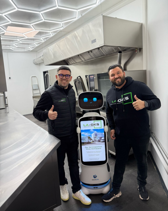 Willkommen Peanut!

Wir freuen uns, unser neuestes Teammitglied vorzustellen: unseren Service-Roboter “Peanut” von Keenon T10!
🤖☕

Was macht Peanut?
Er begrüßt ab sofort unsere Mitarbeiter*innen & Gäste in der Zentrale und serviert stilvoll Kaffee & Getränke von unserer Bar.
Ein echter Gastgeber auf Rollen! 🚗✨

Warum das Ganze?
Wir sind jetzt offizieller Handelspartner für die komplette Roboter-Technik von KEENON!
Ob Service-Roboter, Reinigungs-Roboter oder Transport-Roboter – wir zeigen euch, was möglich ist!
🧹🚚🛎️

Interesse geweckt?
Unser Spezialist Alexander Landauer steht euch mit Expertise & Begeisterung zur Seite.
Mehr Infos findet ihr auch hier:
➡️ https://www.la-gks.de/serviceroboter-gastronomie/

Und das Beste: Bald starten wir mit attraktiven Einführungsangeboten bei LA-GKS!
🎉

Let’s get robotic!
#Innovation #KeenonRobotics #ServiceRoboter #Technologie #Digitalisierung #LA_GKS

Peanut freut sich auf euch – wir auch!
PS: Kaffee gibt’s jetzt bei uns nicht nur lecker – sondern auch futuristisch serviert. See you soon!
☕🤝✨