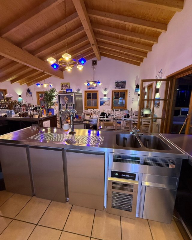 Neue Bar, neues Glück!🍀 

Für unseren geschätzten Kunden in Dachau durften wir eine brandneue Bar realisieren – mit allem, was dazugehört: moderne Kühlschubladen, zuverlässige Spültechnik, leistungsstarke Bierkühlung und großzügige Arbeitsflächen.

Danke für das Vertrauen und die langjährige Treue!
Mit LA-GKS habt ihr einen starken Partner an eurer Seite.

#LAGKS #Barbau #Gastroausstattung #Dachau #Gastronomie #Kühltechnik #Spültechnik #Bierkühlung #StarkerPartner #GastroProfi