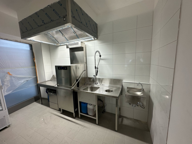 Und weiter geht’s mit dem Montagespaß!🤩

Für unseren Kunden in Augsburg durften wir eine brandneue Spülküche und Kochzeile inklusive moderner Kühlgeräte installieren.
Effizient, funktional und auf Maß – genau so, wie es sein soll!👍

LA-GKS – Wir lieben, was wir tun.🫶

#MontageLiebe #Küchenprofi #LA_GKS #GastroKüche #Augsburg #HandwerkMitHerz #Kühltechnik #Spülküche
