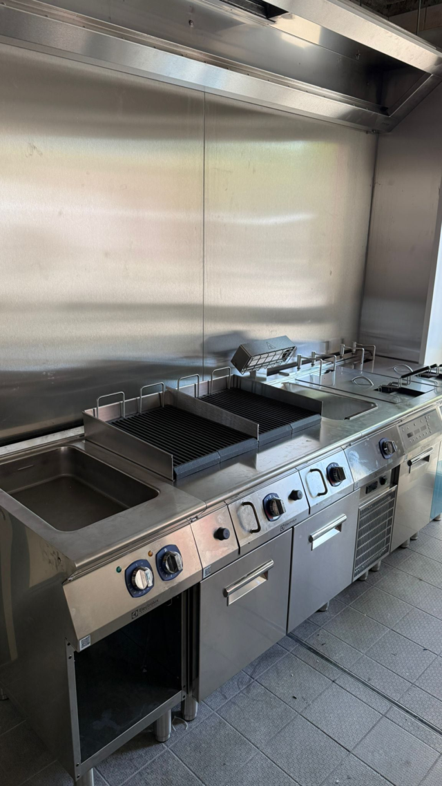 Frischer Wind in Marktheidenfeld! 🤩

Im schönen Frankenland begeistert ab sofort eine neue Profiküche mit köstlicher Pizza & Pasta – natürlich ausgestattet mit hochwertiger Technik von LA-GKS und unserem starken Partner Electrolux.👍

Für perfekte Hygiene sorgt außerdem eine leistungsstarke Spültechnik – denn sauberes Geschirr ist kein Zufall!

#Marktheidenfeld #Neueröffnung #Profiküche #Electrolux #LAGKS #PizzaLovers #PastaTime #HygieneFirst