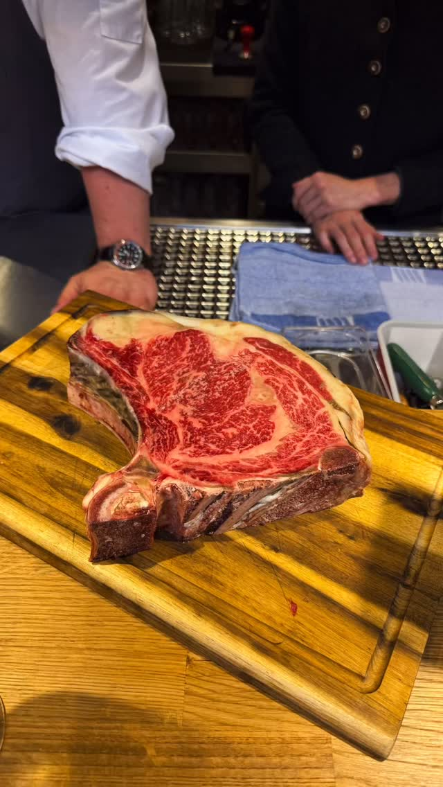 Ein Moment voller Stolz & Dankbarkeit
Was für ein Gefühl… in meiner selbst gebauten Küche 🛠️🍳 an einem Chef’s Table 🍽️ Platz zu nehmen und ein Menü auf Sterne-Niveau ⭐️⭐️⭐️ zu genießen!

Zwischen Herd & Holz, zwischen Leidenschaft & Präzision – genau hier schlägt mein Herz ❤️‍🔥 für die Gastronomie.
Die Liebe zum Handwerk zeigt sich nicht nur im Teller, sondern in jedem Detail dieser Küche.

Wenn sich dann noch Genuss & Ästhetik zu einem Zauberwerk verbinden… ✨
Gänsehaut. Glück. Berufung.

Mein tiefster Respekt 🙏 an das großartige Team von Lorenz in der Alten Mühle in Scharnitz 🏔️.
Ihr habt etwas ganz Besonderes geschaffen – kulinarisch wie menschlich.

Für jeden, aber auch wirklich für jeden, ein Besuch wert!
Schaut vorbei und nehmt Platz an einem ganz besonderen Ort 🪑✨

Mit freundlichen Grüßen 
Johannes Landauer

#ChefsTable #Stolz #Berufung #Küchenliebe #SterneKüche #AlteMühle #Scharnitz #TeamLorenz #Genussmomente #FoodMagic #MitLiebegebaut #Herzensprojekt