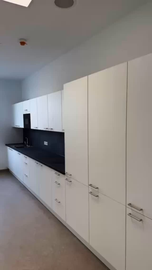 🔨 Wir können auch aus Holz! 🪵✨

Für ein spannendes Projekt an einer Schule in Baden-Württemberg durften wir unser Können im Innenausbau zeigen:
👩‍🍳 Eine funktionale Lehrküche für die Schüler
👨‍🏫 Eine durchdachte Lehrerzeile
☕️ Und eine praktische Teeküche

👉 Das Ergebnis? Kann sich sehen lassen! 💯

Ein Hinweis in eigener Sache:
🚫 Wir fertigen keine Einzelküchen für Privathaushalte – das gehört nicht zu unserem Kerngeschäft und wird es auch nicht werden.

Viele Grüße 👋
Euer LA-GKS Team

#Innenausbau #Holzbau #Schulprojekte #LA_GKS #Lehrküche #BauausLeidenschaft #WirKönnenHolz
