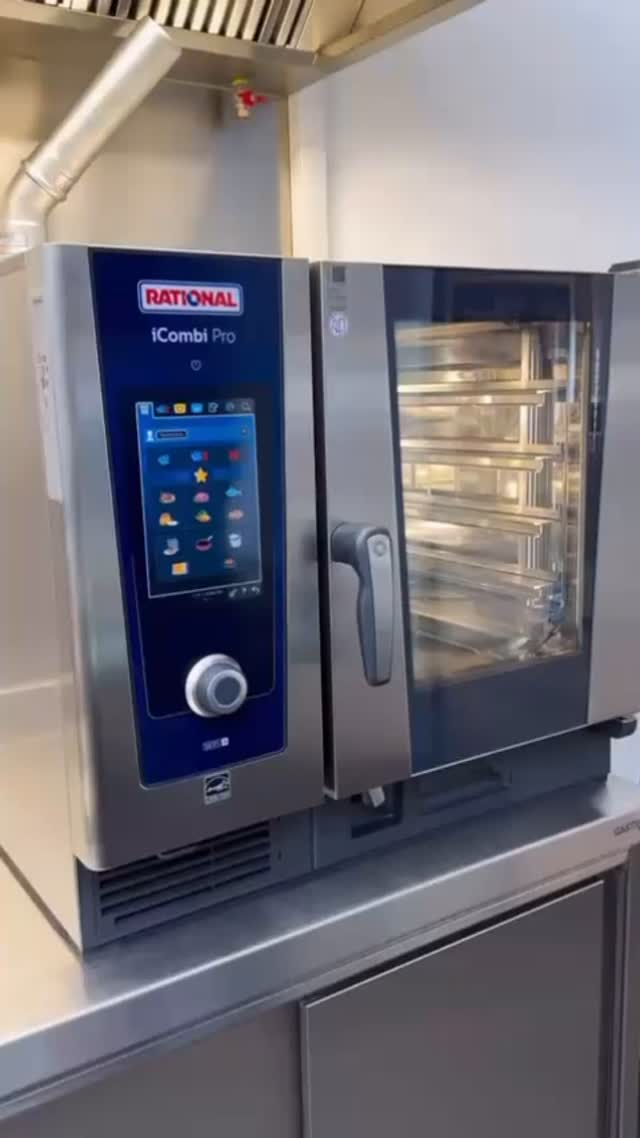 👩‍🍳✨ Wir können nicht nur Küchen bauen, wir können auch kochen!

Heute haben wir unser großartiges Team mit einem leckeren Mittagessen überrascht – als kleines Dankeschön für ihren täglichen Einsatz 💪❤️

In unserer hauseigenen Showküche haben wir ein echtes Festmahl gezaubert:
🍖 Schweinsbraten
🥔 Kartoffelklöße
🌶️ Selbstgemachtes Blaukraut
🥣 Und eine Bratensauce, die 7 Stunden lang liebevoll angesetzt wurde!

Zum süßen Finale gab’s ein hausgemachtes Eis aus dem Pacojet:
🍨 Pasteurisiertes Eis aus frischen Früchten – cremig, frisch, unwiderstehlich 😋

Und warum erzählen wir euch das?
Weil genau das LAGKS ausmacht. 💡
Wir verstehen nicht nur unser Handwerk – wir verstehen auch das Handwerk unserer Kunden. Wir wissen, was wir tun, was wir können und was wir lassen sollten. Und wir beschäftigen uns nicht nur mit Küchenbau – wir leben ihn.

🏁 Ein schneller Rennwagen allein gewinnt kein Rennen. Es braucht auch den richtigen Fahrer am Steuer.
Wir sind beides – die Technik und das Können dahinter.

➡️ Deshalb: Wer sich für LAGKS entscheidet, entscheidet sich für mehr als nur eine Küche.
Er entscheidet sich für Verständnis, Leidenschaft und ein Team, das auch hinter den Kulissen alles gibt. 🙌

#LAGKS #DankeTeam #KüchenMitVerstand #HandwerkTrifftHandwerk #MehrAlsKüchen #Teamspirit #KochenMitLeidenschaft #RennfahrerMentalität #ShowkücheMagic
